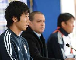 يامامورا وسيكيزوكا في المؤتمر الصحفي 