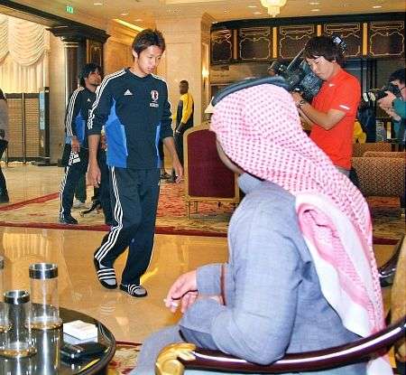 هيروشي كيوتاكي عند خروجه من معسكر دولة قطر بسبب الإصابة