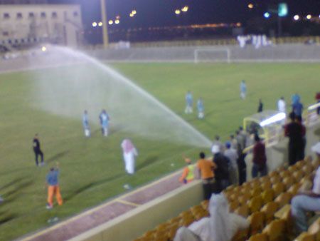 انبوب الري يرش الملعب اثناء مبارة الرفاع مع الحاله