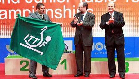 المرحوم اياد حمزة يتسلم علم الاتحاد الدولي من ادهم شرارة رئيس الاتحاد الدولي