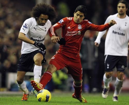 أوكوتو ظهير أيسر توتنهام وصراع على الكرة مع سواريز مهاجم ليفربول العائد من الايقاف