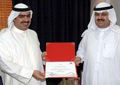 الشيخ فواز بن محمد آل خليفة ولقطة من تكريم سابق لخالد الدوسري