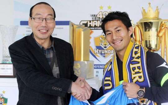 الياباني اكيهيرو إيناجا ( يمين ) في مقر فريق اولسان الكوري الجنوبي