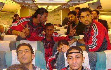 علامة النصر وصورة اللاعبين من الطائرة
