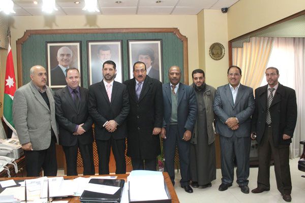 وزير الشباب والرياضة يتوسط أعضاء اللجنة المؤقتة لنادي البقعة. 