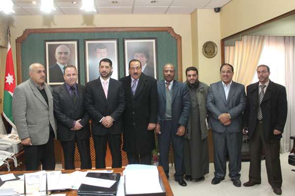 وزير الشباب والرياضة يتوسط أعضاء اللجنة المؤقتة لنادي البقعة. 