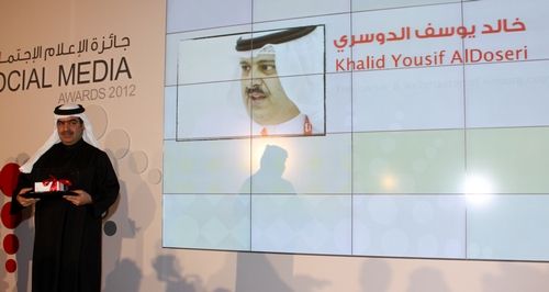 اسم وصورة خالد الدوسري يظهر على شاشة الحفل بجوار الشيخ فواز بن محمد قبل تسلم الكلاوي لجائزته 