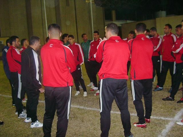 محروس يتحدث مع نجوم الفريق ويشرح بعض الخطط