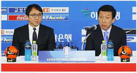 تشوي كانج هي ( يمين ) يعلن القائمة في المؤتمر الصحفي بالعاصمة سيئول