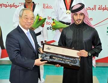 الشيخ خالد بن حمد آل خليفة يتسلم الحزام الأسود من فئة "دان 9" من رئيس اتحاد "الكوكي ون" الكوري مستر "كانق"