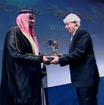 محيي الدين صالح كامل يسلم استراليا جائزة أفضل منتخب آسيوي