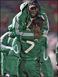 فرحة نيجيرية بعد الحصول علي المركز الثالث بأمم إفريقيا 2006 