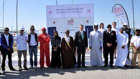 ناصر بن حمد خلال حضوره حفل الانطلاق في جزار امواج