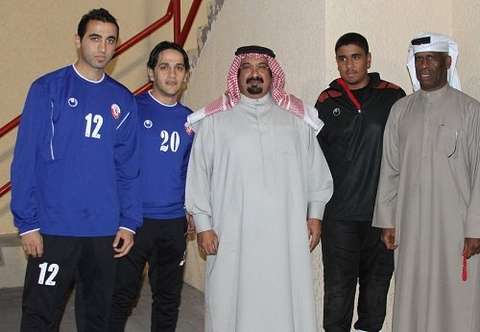 رئيس نادي المحرق يتوسط حمود سلطان واللاعبين الاردنيين السلمان ومصطفى بعد تدريب اليوم 