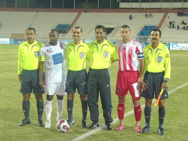 صورة تجمع كباتن الفريقين وحكام اللقاء