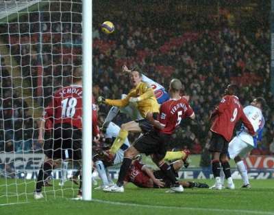 لقطة ارشيفية لمباراة بين ناديي مانشيستر يونايتد وبلاكبيرن ضمن الدوري الأنجليزي