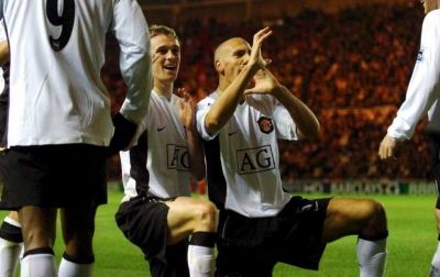 لاعبي مانشستر يونايتد فرحين بتسجيلهم هدف الفوز