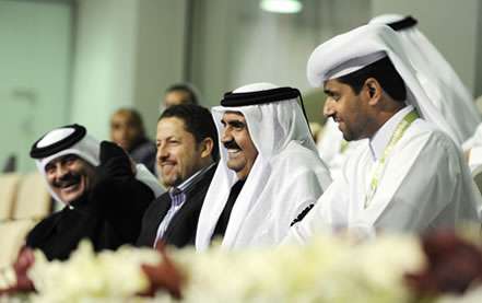 أمير قطر يحضر المنافسات وبجواره الخليفي