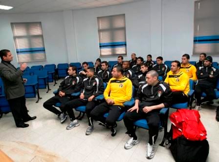 قطيشات يحاضر بلاعبي منتخب الأردن
