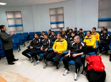 قطيشات يحاضر بلاعبي منتخب الأردن