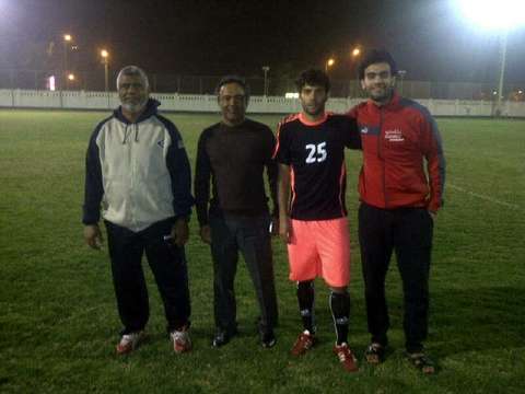 العجيمي (الثاني من اليمين) خلال تدريب المنامة مساء امس 