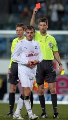 فان دير فارت لحظة الطرد في المباراة الأخيرة