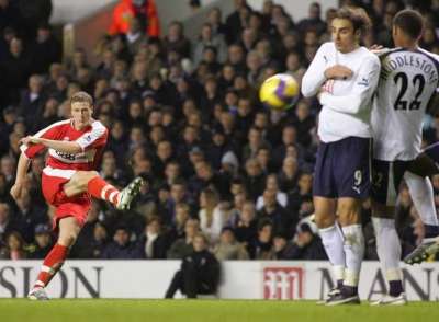 لاعب ميدلسبره روبيرت هوث يسدد في الحائط البشري لفريق توتنهام