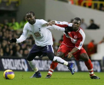 صراع على الكرة بين لاعبي توتنهام وميدلسبره