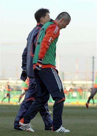 المهاجم كانازونو عند خروجه من التدريب بسبب الإصابة