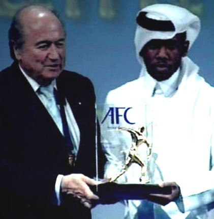 القطري خلفان وهو يتسلم جائز أفضل لاعب أسيوي 