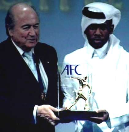 القطري خلفان وهو يتسلم جائز أفضل لاعب أسيوي 