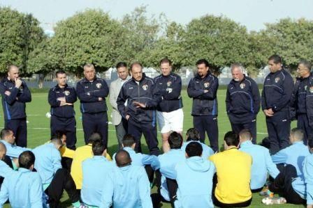 حمد يتحدث للاعبين في معسكر الإمارات