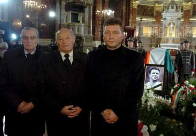 زملاء الأسطورة الراحل يشاركون في تأبينه