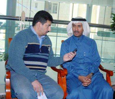 الدكتور علي الجفري متحدثاً للزميل أحمد عبداللطيف