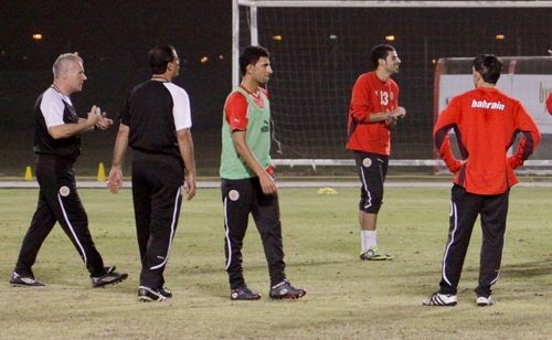 تايلور " يسار " أثناء قيادته لتدريب أولمبي البجرين