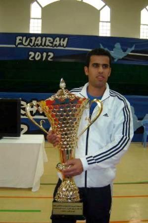 المدرب فارس العساف يحمل كأس البطولة