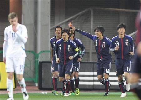 احتفال لاعبي اليابان بعد إحرازهم الهدف الأول بالمباراة