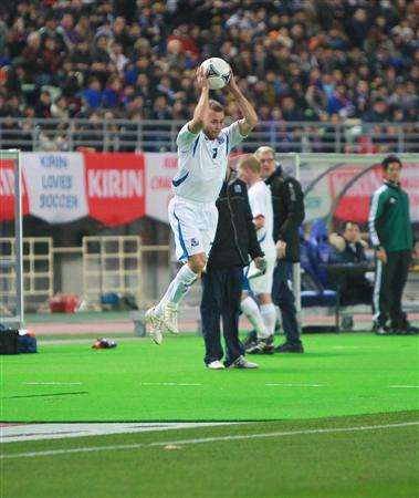 ستينثور ثورستينسون عند تنفيذه الرمية الجانبية