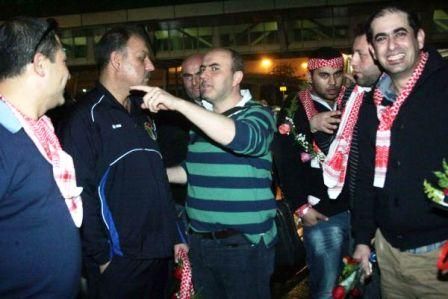 أبناء الجالية الأردنية لحظة استقبالهم منتخب النشامى في الصين
