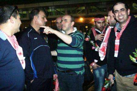 أبناء الجالية الأردنية لحظة استقبالهم منتخب النشامى في الصين