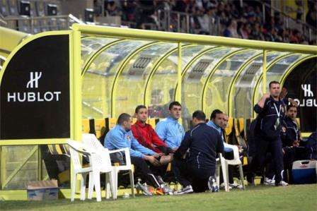 الجهاز الطبي يطمئن على عبد الفتاح خلال معسكر الإمارات