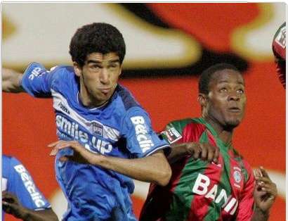 السعودي الحافظ ( يسار ) في مباراة الأمس