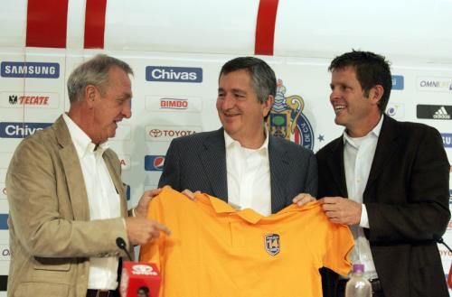 2012-02-26t014006z_01_cd01_rtridsp_3_mexico-cruyff_reuters