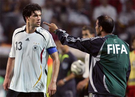 خليل جلال مع قائد المنتخب الألماني مايكل بالاك في مونديال ألمانيا المنصرم