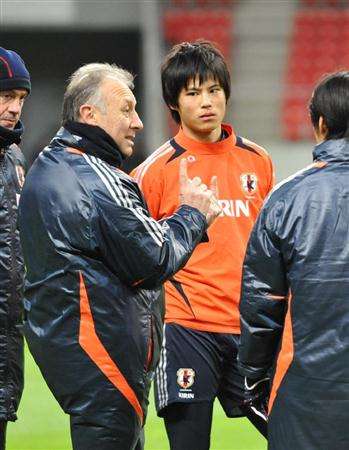 ريو ميايتشي يستمع لتعليمات المدرب زاكيروني في تدريب اليوم