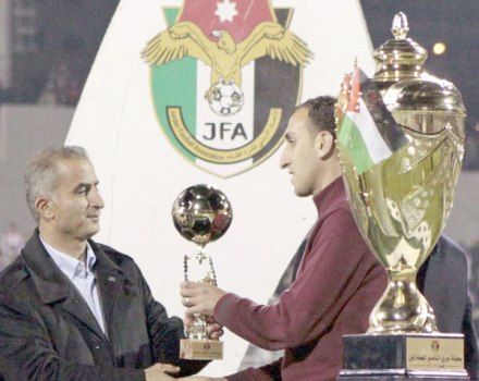 محمد عبد الحليم  يتسلم كأس هداف دوري المحترفين