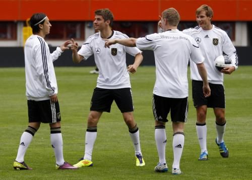 2011-06-022011-06-02t172309z_01_leo28_rtridsp_3_soccer-euro_reuters