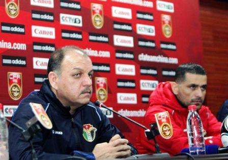 حمد يتحدث بالمؤتمر الصحفي وإلى جانبه بني ياسين