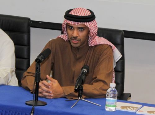 الشيخ علي بن خليفة يتحدث إلى الصحفيين خلال المؤتمر الصحفي 