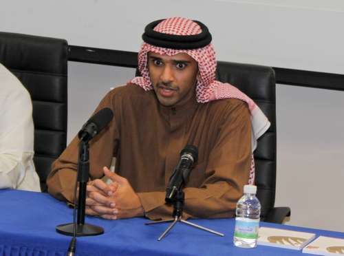 الشيخ علي بن خليفة يتحدث إلى الصحفيين خلال المؤتمر الصحفي 